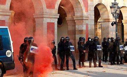 Un momento del asalto al 'Parlament' |  EFE