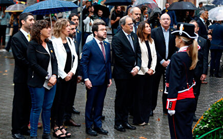 Torra y otros cargos en el momento en el que se ha escuchado el Himno. |  EFE