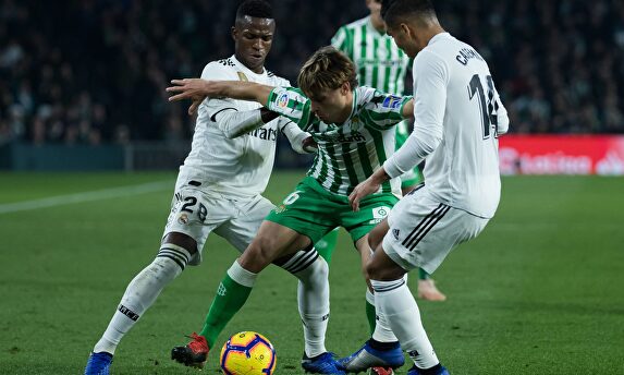 Casemiro y Vinicius ante el Betis. |  Cordon Press
