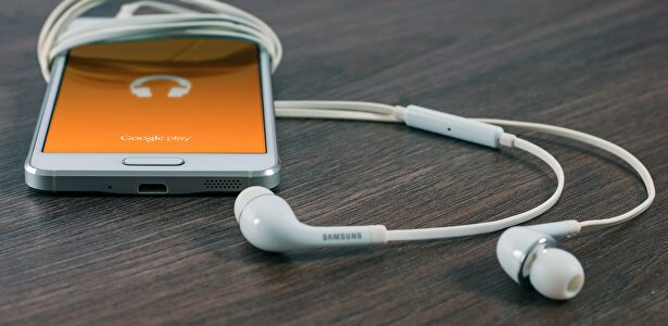 Un teléfono con auriculares. |  Pixabay/CC/FirmBee