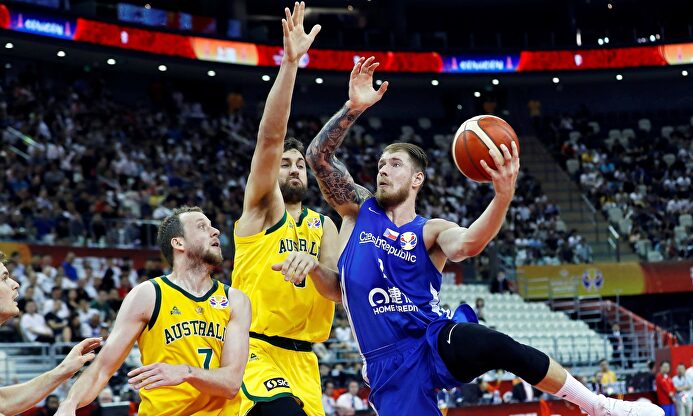 Bogut fue clave en el triunfo de Australia ante Chequia |  EFE