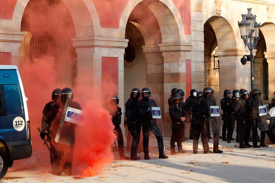 Más violencia en Barcelona: segundo intento de asalto al 'Parlament'  Después del acto central, los radicales se trasladan al Parlamento para lanzar piedras y bengalas contra los Mossos. Mossos-paralment-diada11092019