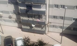 Bloque del piso de Ana donde convive forzosamente con el okupa en el barrio de San Cristóbal (Madrid) |  LD