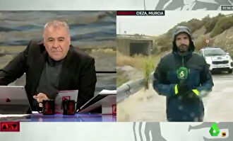 Ferreras y el reportero durante la conexión. |  La Sexta