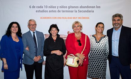 Celaá, acompañada del presidente de la Fundación Secretariado Gitano, Isidro Rodríguez y del diputado popular Juan José Cortés. |  EFE