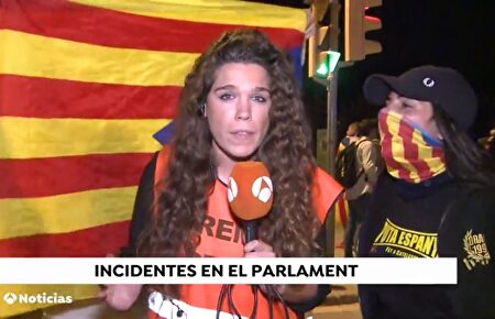 Agreden a dos periodistas frente al Parlamento catalán