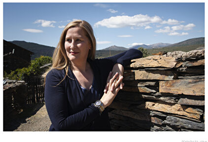 Luz Gabás durante la presentación de El latido de la tierra, en Majaelrayo |  Planeta