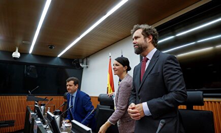 Iván Espinosa, Macarena Olona y Ricardo Chamorro durante la presentación de la PNL en el Congreso |  EFE