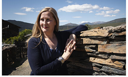 Luz Gabás durante la presentación de El latido de la tierra, en Majaelrayo |  Planeta