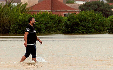 Un camión colabora para evacuar a vecinos de Almoradí (Alicante). |  EFE