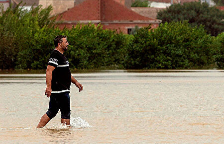 Un camión colabora para evacuar a vecinos de Almoradí (Alicante). |  EFE