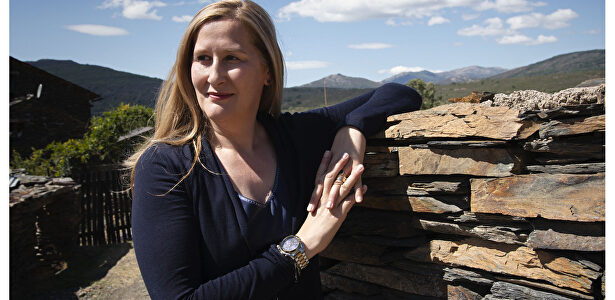 Luz Gabás durante la presentación de El latido de la tierra, en Majaelrayo |  Planeta