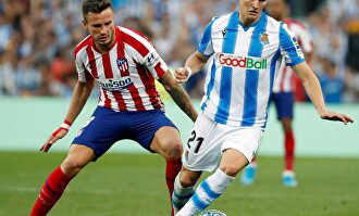 Odegaard defendido por Saúl. |  EFE