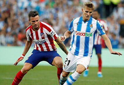 Odegaard defendido por Saúl. | EFE