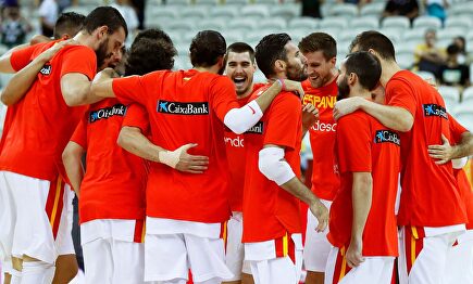 Los jugadores de España concentrados a por el oro. |  EFE