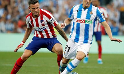 Odegaard defendido por Saúl. |  EFE