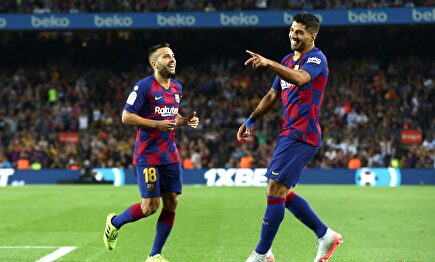 Luis Suárez celebrando su segundo gol contra el Valencia. |  EFE