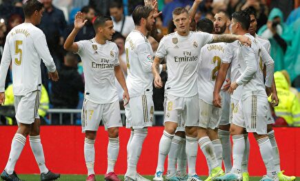 Los jugadores del Madrid celebran el primer gol de Benzema |  EFE