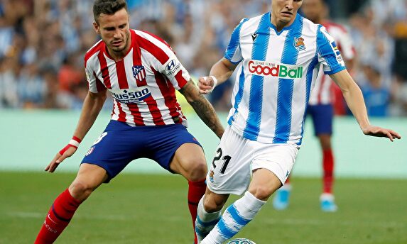 Odegaard defendido por Saúl. |  EFE