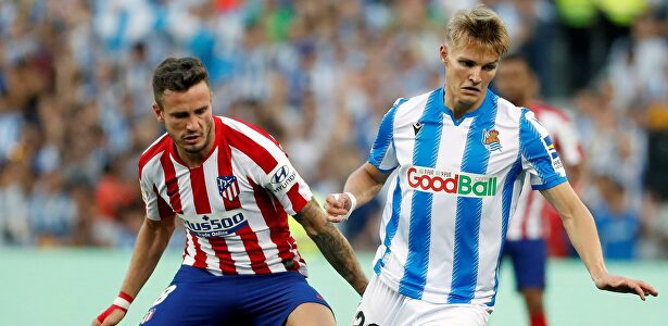 Odegaard defendido por Saúl. | EFE