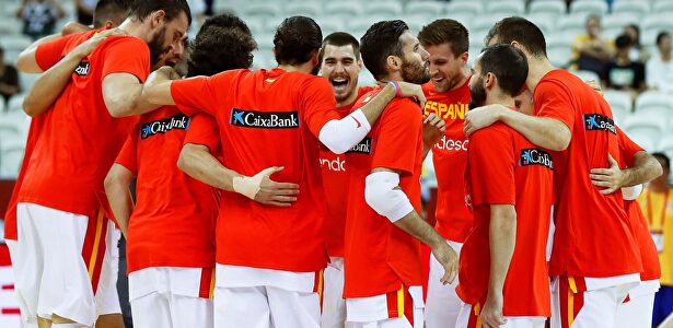 Los jugadores de España concentrados a por el oro. |  EFE