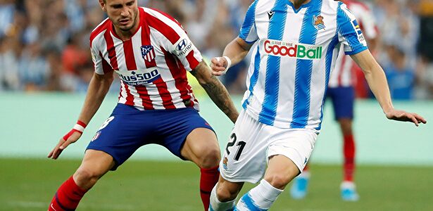 Odegaard defendido por Saúl. | EFE