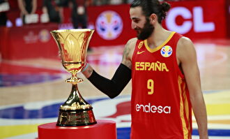 Ricky Rubio con el trofeo de campeón del mundo. |  EFE