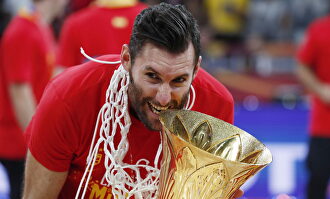 Rudy Fernández muerde la copa |  EFE