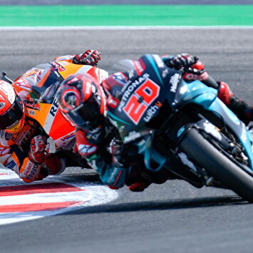 Marc Márquez adelantando a Quartararo. |  EFE