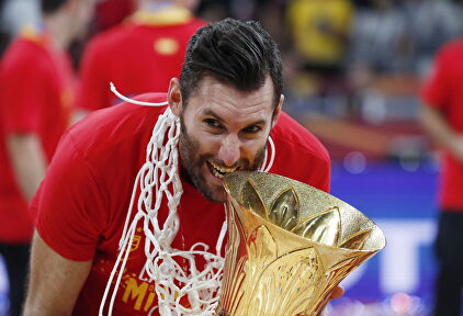 Rudy Fernández muerde la copa |  EFE