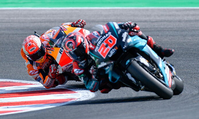 Marc Márquez adelantando a Quartararo. |  EFE