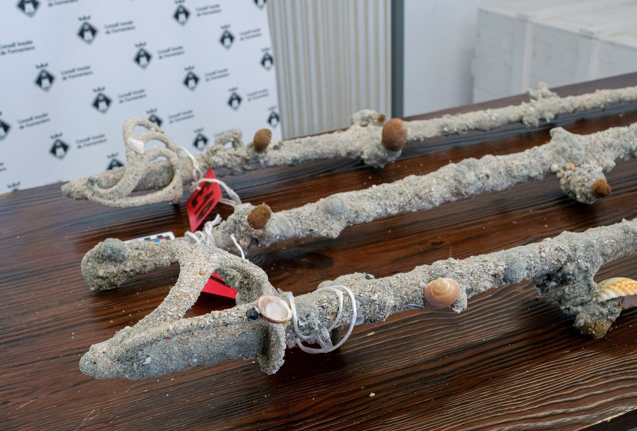 Presentación de once sables del primer tercio del siglo XIX hallados en Formentera |  EFE