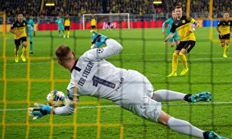 Ter Stegen detiene un penalti a Marco Reus. |  Cordon Press