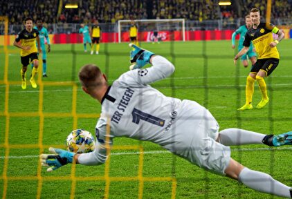 Ter Stegen detiene un penalti a Marco Reus. |  Cordon Press
