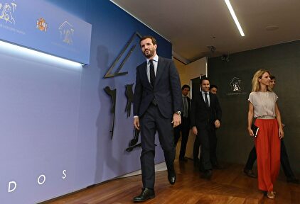 Pablo Casado llega a la sala de prensa con su equipo. |  EFE