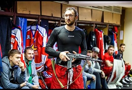 El equipo de hockey que regala a su mejor jugador una AK-47
