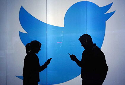 Dos personas ante un gran logo de Twitter. | Flickr/CC/portalgda