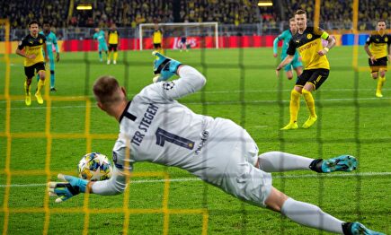 Ter Stegen detiene un penalti a Marco Reus. |  Cordon Press