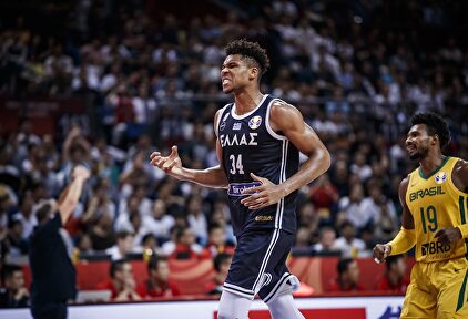 Giannis Antetokounmpo se lamenta durante la derrota de Grecia ante Brasil |  FIBA