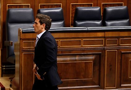 Albert Rivera, saliendo este miércoles del hemiciclo, junto a una vacía bancada azul. |  EFE