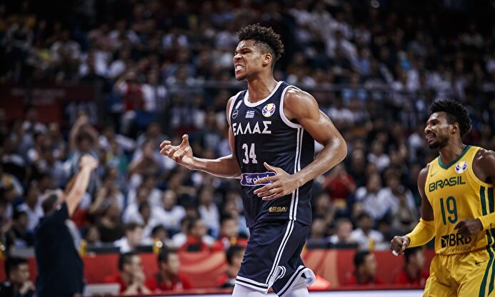 Giannis Antetokounmpo se lamenta durante la derrota de Grecia ante Brasil |  FIBA
