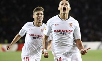 Chicharito celebra su golazo de falta. |  EFE