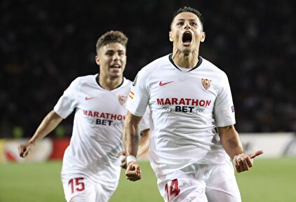 Chicharito celebra su golazo de falta. |  EFE