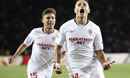 Chicharito celebra su golazo de falta. |  EFE