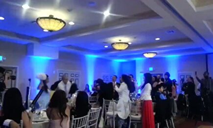 Terrible error de cálculo de un novio en el baile con su muje