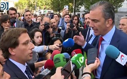 Discusión en plena calle entre Almeida y Ortega Smith por una pancarta contra la violencia de género