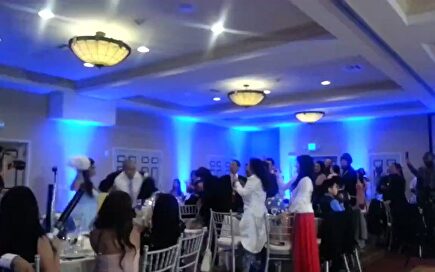 Terrible error de cálculo de un novio en el baile con su muje