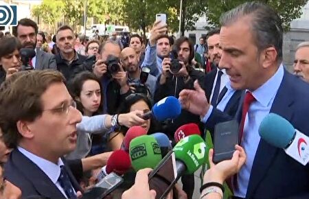 Discusión en plena calle entre Almeida y Ortega Smith por una pancarta contra la violencia de género