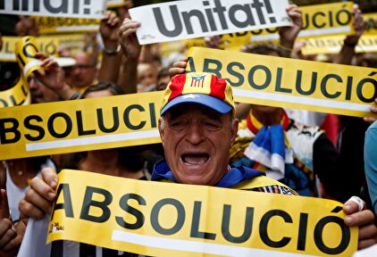 Manifestantes ante la consejería de Economía en el aniversario del 20S |  EFE