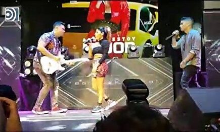 Isa P. canta 'Ahora estoy mejor' en directo acompañada de una guitarra